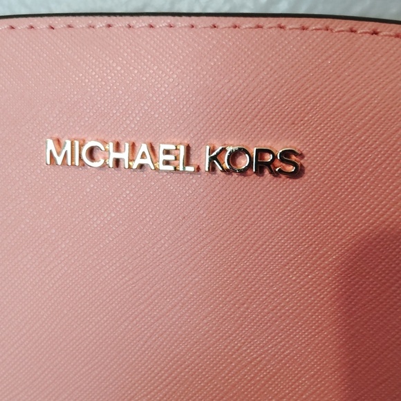 Michael Kors Pink Oval Crossbody Medium - Picture 2 of 16